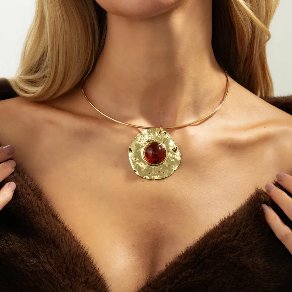 Women Wearing Alloy Necklace Fashion Jewelry Supplier